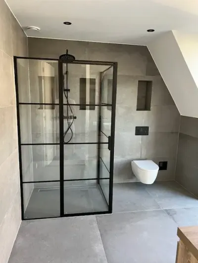 Detailfoto van hoekafwerking in badkamer